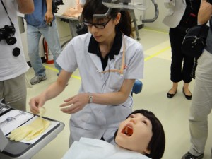 ربات بیمار برای تمرین دانشجويان دندانپزشکی